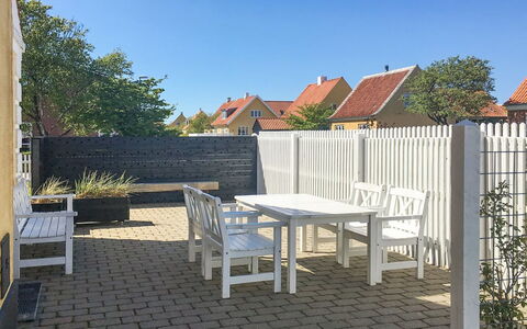 Ejda - 700M from the Sea: Möbel, Gartenmöbel, Verbundwerkstoff, Schatten, Stuhl, Blumentopf, Tisch Im Freien, Garten, Beton, Hinterhof