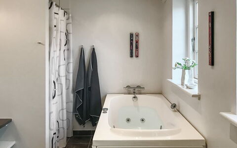 Ejda - 700M from the Sea: Badezimmer, Badewanne, Armatur, Interior Design, Flooring, Wand, Fussboden, Zapfhahn, Installation, Zimmer