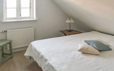Ejda - 700M from the Sea: Bett, Schlafzimmer, Fussboden, Flooring, Wand, Interior Design, Holz, Bettdecke, Bedding, Decke