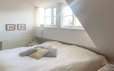 Ejda - 700M from the Sea: Bett, Schlafzimmer, Interior Design, Bedding, Holz, Fussboden, Bettdecke, Flooring, Decke, Linens
