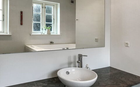 Ejda - 700M from the Sea: Wand, Armatur, Interior Design, Bad Sink, Flooring, Badezimmer, Sinken, Zapfhahn, Fussboden, Installation