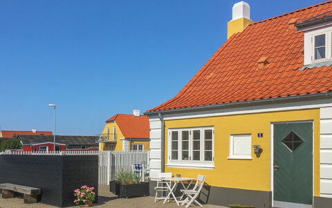 Ejda - 700M from the Sea: Gebäude, Dach, Haus, Zuhause, Fassade, Wohngebiet, Die Architektur, Abstellgleis, Hütte, Tür