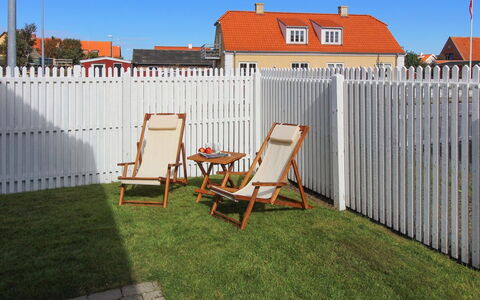 Ejda - 700M from the Sea: Lattenzaun, Zaun, Home Fechten, Garten, Rasen, Hinterhof, Garten, Landscaping, Schatten, Hartholz