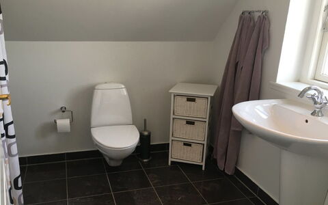 Ejda - 700M from the Sea: Toilleten Sitz, Badezimmer, Flooring, Toilette, Fussboden, Armatur, Interior Design, Installation, Fliese, Bad Sink