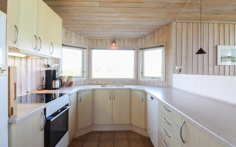 Terttu - 300M from the Sea: Holz, Interior Design, Decke, Flooring, Fussboden, Beleuchtung, Küche, Zimmer, Cabinetry, Countertop