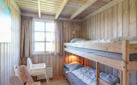 Terttu - 300M from the Sea: Etagenbett, Wand, Holz, Schlafzimmer, Interior Design, Bett, Decke, Fussboden, Möbel, Flooring