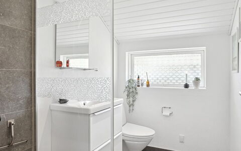 Aderice - 1Km from the Sea: Interior Design, Flooring, Badezimmer, Armatur, Wand, Fussboden, Badezimmerschrank, Decke, Sinken, Zapfhahn