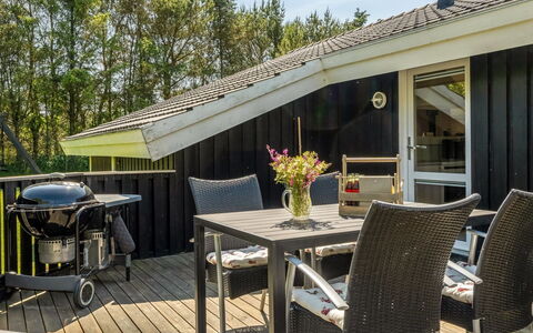Vilmar - 1.2Km from the Sea: Möbel, Interior Design, Flooring, Holz, Fussboden, Decke, Holzboden, Stuhl, Tabelle, Beleuchtung