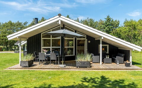Vilmar - 1.2Km from the Sea: Möbel, Interior Design, Flooring, Holz, Fussboden, Decke, Holzboden, Stuhl, Tabelle, Beleuchtung