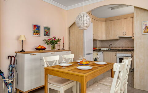 Caracas de Marbella: Möbel, Geschirr, Tabelle, Flasche, Gebäude, Holz, Drinkware, Fenster, Stuhl, Flooring