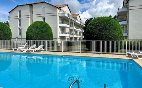 Pornic 200: Schwimmbad, Hecke, Villa
