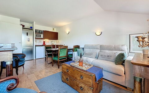 Pornic 200: Möbel, Interior Design, Decke, Flooring, Couch, Fussboden, Zimmer, Wohnzimmer, Wohnung, Tabelle