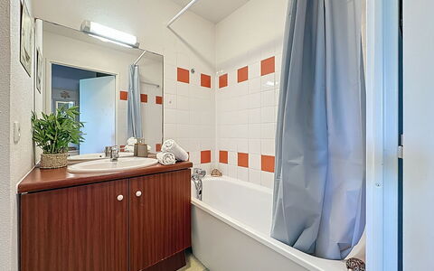 Pornic 200: Flooring, Armatur, Interior Design, Fussboden, Sinken, Decke, Installation, Countertop, Zapfhahn, Badezimmer