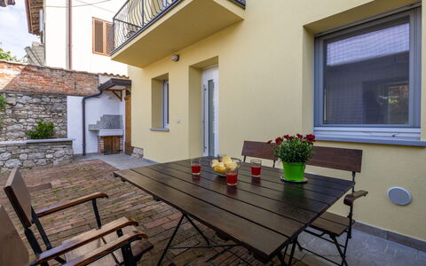 Le Mura: Gebäude, Möbel, Eigentum, Pflanze, Fenster, Tabelle, Stuhl, Blumentopf, Holz, Schatten