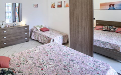 Apartment Fernanda 2 - Levanto: Möbel, Eigentum, Komfort, Cabinetry, Textil, Holz, Interior Design, Fussboden, Flooring, Bettrahmen