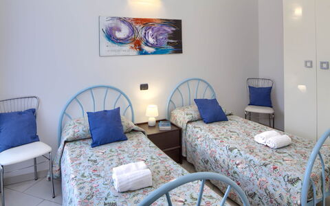 Apartment Fernanda 2 - Levanto: Tabelle, Möbel, Eigentum, Azurblau, Blau, Komfort, Textil, Interior Design, Stuhl, Beleuchtung