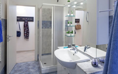 Apartment Fernanda 2 - Levanto: Zapfhahn, Spiegel, Sinken, Eigentum, Armatur, Blau, Badezimmer, Bad Sink