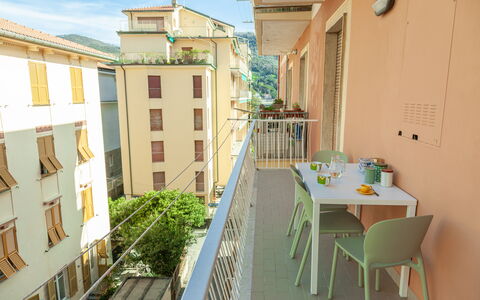 Apartment Fernanda 2 - Levanto: Gebäude, Tabelle, Fenster, Möbel, Himmel, Stuhl, Gelb, Nachbarschaft, Haus, Pflanze