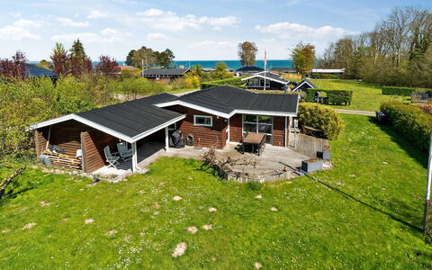 Bjarke - 200M from the Sea: Blau, Strauch, Hütte, Ground, Garten, Estate, Schatten, Landscaping, Bauernhaus, Eco Hotel