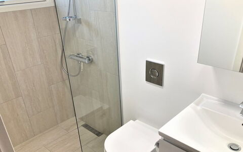 Jenny - 140M from the Sea: Badezimmer, Armatur, Flooring, Fussboden, Wand, Interior Design, Toilette, Bad Sink, Toilleten Sitz, Sinken