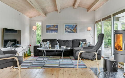 Jenny - 140M from the Sea: Möbel, Flooring, Holz, Interior Design, Couch, Wohnzimmer, Fussboden, Stuhl, Holzboden, Zimmer