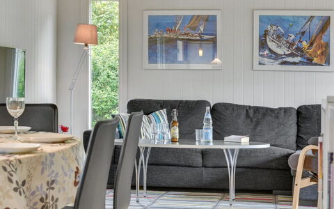 Jenny - 140M from the Sea: Möbel, Interior Design, Flooring, Tabelle, Fussboden, Stuhl, Küche & Esszimmer Tisch, Zimmer, Esszimmer, Couch
