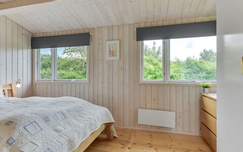 Jenny - 140M from the Sea: Holz, Schlafzimmer, Interior Design, Flooring, Decke, Fussboden, Bett, Zimmer, Bedding, Bettdecke