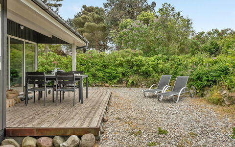 Jenny - 140M from the Sea: Strauch, Ground, Hütte, Garten, Landscaping, Schatten, Hartholz, Hinterhof, Walkway, Planke