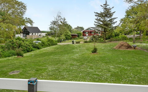 Jenny - 140M from the Sea: Gras, Strauch, Landschaft, Garten, Grundstueck, Rasen, Ground, Hütte, Landscaping