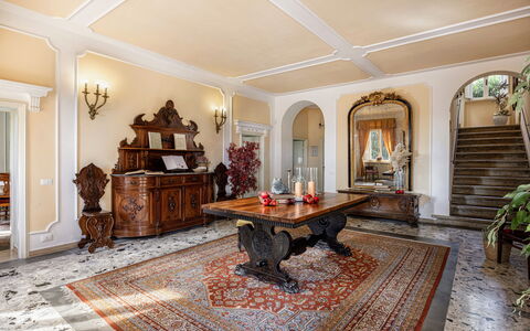 Villa Staggia: Möbel, Interior Design, Flooring, Holz, Fussboden, Decke, Wohnzimmer, Beleuchtung, Stuhl, Zimmer