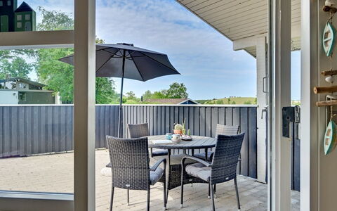 Raija - 400M from the Sea: Möbel, Interior Design, Flooring, Holz, Fussboden, Decke, Holzboden, Stuhl, Tabelle, Beleuchtung