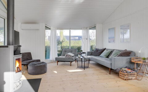 Evamaria - 350M from the Sea: Möbel, Interior Design, Flooring, Holz, Fussboden, Decke, Holzboden, Stuhl, Tabelle, Beleuchtung