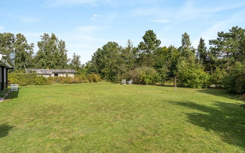 Botwith - 400M from the Sea: Schwimmbad, Gartenmöbel, Möbel, Resort, Flagstone, Eco Hotel, Schatten, Stuhl, Freizeit, Estate