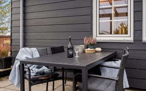 Corina - 100M from the Sea: Möbel, Interior Design, Flooring, Holz, Fussboden, Decke, Holzboden, Stuhl, Tabelle, Beleuchtung
