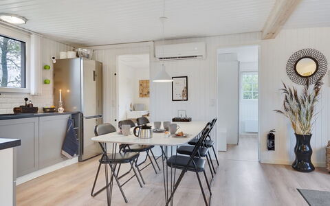 Corina - 100M from the Sea: Möbel, Interior Design, Flooring, Holz, Fussboden, Decke, Holzboden, Stuhl, Tabelle, Beleuchtung