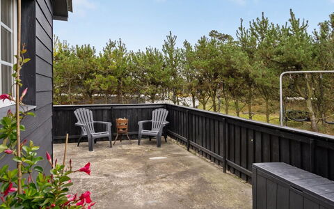 Corina - 100M from the Sea: Möbel, Interior Design, Flooring, Holz, Fussboden, Decke, Holzboden, Stuhl, Tabelle, Beleuchtung