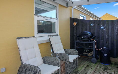Oddi - 900M from the Sea: Holz, Zuhause, Veranda, Deck, Hartholz, Dach, Holzbeize, Holzboden, Eco Hotel