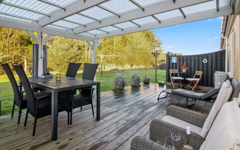 Oddi - 900M from the Sea: Holz, Zuhause, Veranda, Deck, Hartholz, Dach, Holzbeize, Holzboden, Eco Hotel