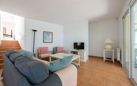Eden Parc: Möbel, Komfort, Tabelle, Couch, Holz, Bilderrahmen, Interior Design, Flooring, Fussboden, Wohnzimmer