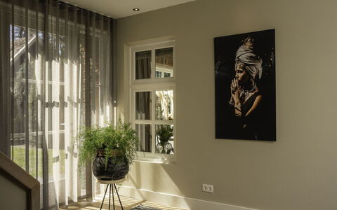 Het Landhuis: Eigentum, Pflanze, Blumentopf, Zimmerpflanze, Gebäude, Holz, Bilderrahmen, Textil, Interior Design, Beleuchtung