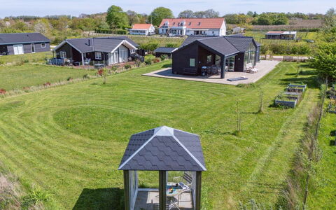 Gregor - 300M from the Sea: Wohnung, Schatten, Balkon, Stuhl, Zaun, Gartenmöbel, Aluminium, Kunstrasen