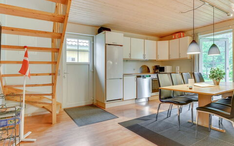 Joris - 100M to the Fjord: Flooring, Holz, Interior Design, Decke, Fussboden, Möbel, Zimmer, Holzboden, Wohnzimmer, Couch