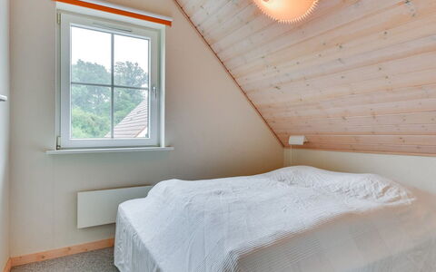 Joris - 100M to the Fjord: Holz, Flooring, Interior Design, Decke, Fussboden, Schlafzimmer, Zuhause, Bett, Beleuchtung, Zimmer