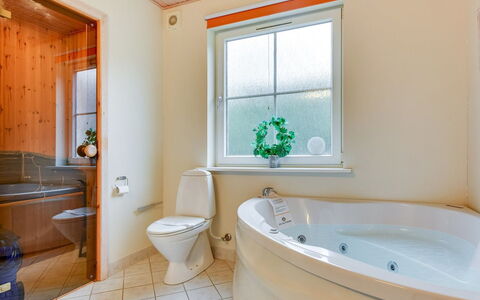 Joris - 100M to the Fjord: Armatur, Badewanne, Interior Design, Badezimmer, Flooring, Decke, Installation, Fussboden, Zapfhahn, Zimmer