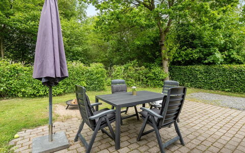Corinna - 28Km from the Sea: Möbel, Interior Design, Stuhl, Flooring, Tabelle, Resort, Fussboden, Decke, Zimmer, Eco Hotel