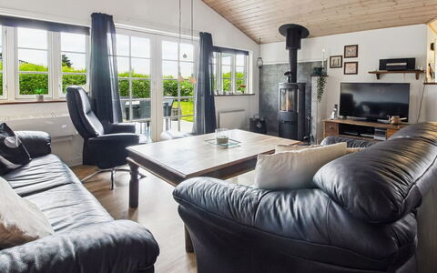 Tolke - 29Km from the Sea: Möbel, Couch, Holz, Interior Design, Decke, Flooring, Fussboden, Wohnzimmer, Zuhause, Haus