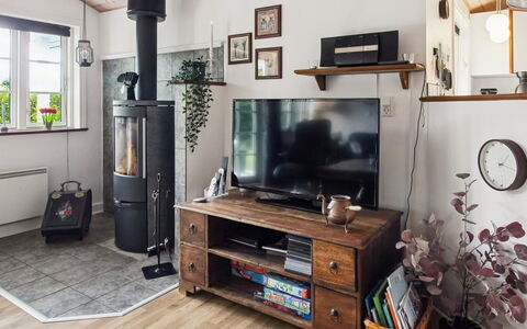 Tolke - 29Km from the Sea: Möbel, Holz, Flooring, Interior Design, Fussboden, Beleuchtung, Wohnzimmer, Zuhause, Elektronisches Gerät, Zimmer