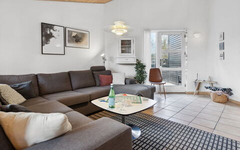 Amanda - 30Km from the Sea: Möbel, Interior Design, Flooring, Holz, Fussboden, Decke, Holzboden, Stuhl, Tabelle, Beleuchtung