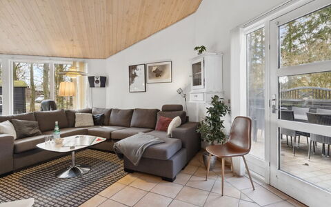 Amanda - 30Km from the Sea: Möbel, Interior Design, Flooring, Holz, Fussboden, Decke, Holzboden, Stuhl, Tabelle, Beleuchtung