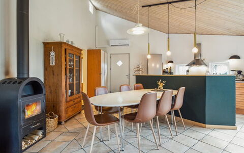 Amanda - 30Km from the Sea: Möbel, Interior Design, Flooring, Holz, Fussboden, Decke, Holzboden, Stuhl, Tabelle, Beleuchtung